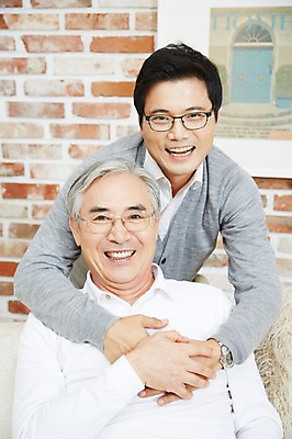 포토 JPG 스튜디오촬영 노년 남자 아들 가족 실내 미소 웃음 사람 동양인 상반신 성인 두명 앞모습 30대 부모 화목 다정 한국인 자녀 아빠 60대 부자지간 남자만 국내포토 뷰포인트 컨셉 관계 표정 인종 내부 장년 파일형식