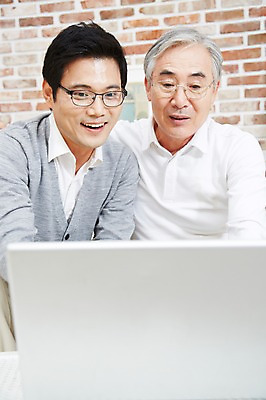 포토 JPG 스튜디오촬영 노년 남자 아들 가족 실내 미소 웃음 사람 동양인 상반신 성인 두명 앞모습 30대 노트북 컴퓨터 부모 화목 다정 한국인 자녀 웹서핑 아빠 60대 부자지간 남자만 국내포토 뷰포인트 컨셉 관계 표정 인종 내부 장년 전자제품 파일형식