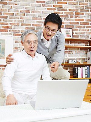 포토 JPG 스튜디오촬영 노년 남자 아들 가족 실내 미소 웃음 사람 앉기 동양인 손짓 성인 두명 30대 노트북 컴퓨터 부모 화목 다정 한국인 검지손가락 자녀 가리킴 웹서핑 아빠 60대 부자지간 남자만 국내포토 컨셉 손가락 관계 모션 표정 인종 내부 장년 전자제품 파일형식