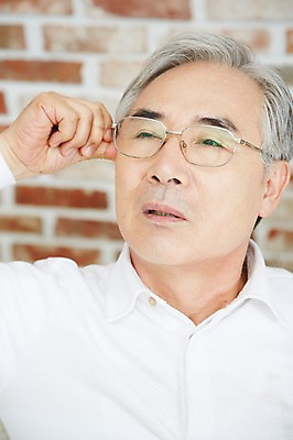 포토 JPG 스튜디오촬영 할아버지 노년 남자 실내 한명 사람 동양인 상반신 앞모습 부모 한국인 아빠 60대 남자한명만 노인만 노인남자만 노인남자한명만 국내포토 1 뷰포인트 가족 인종 성인 내부 남자만 성인만 파일형식