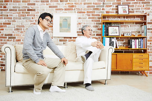 포토 JPG 스튜디오촬영 전신 노년 남자 아들 거실 가족 실내 사람 앉기 동양인 성인 두명 30대 부모 소파 한국인 분노 자녀 아빠 60대 싸움 냉전 불화 부자지간 남자만 국내포토 감정 의자 관계 모션 인종 내부 장년 경쟁 파일형식