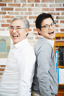 포토 JPG 스튜디오촬영 노년 남자 아들 가족 실내 서기 미소 웃음 사람 동양인 상반신 성인 두명 30대 부모 화목 다정 한국인 자녀 아빠 60대 부자지간 남자만 국내포토 컨셉 관계 모션 표정 인종 내부 장년 파일형식