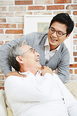 포토 JPG 스튜디오촬영 노년 남자 아들 가족 실내 미소 웃음 사람 동양인 상반신 성인 두명 앞모습 30대 부모 화목 다정 한국인 자녀 아빠 60대 부자지간 남자만 국내포토 뷰포인트 컨셉 관계 표정 인종 내부 장년 파일형식