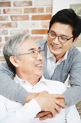 포토 JPG 스튜디오촬영 노년 남자 아들 가족 실내 미소 웃음 사람 동양인 상반신 성인 두명 앞모습 30대 부모 화목 다정 한국인 자녀 아빠 60대 부자지간 남자만 국내포토 뷰포인트 컨셉 관계 표정 인종 내부 장년 파일형식