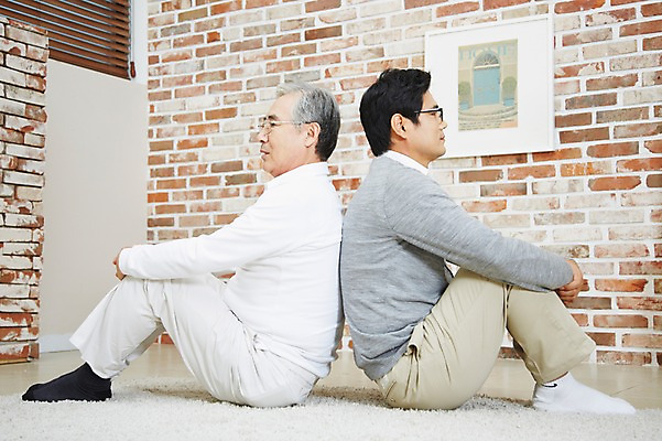 포토 JPG 스튜디오촬영 전신 노년 남자 아들 가족 실내 사람 앉기 동양인 성인 두명 옆모습 30대 부모 한국인 등맞대기 자녀 아빠 60대 부자지간 남자만 국내포토 뷰포인트 관계 모션 인종 내부 장년 파일형식