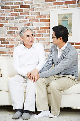 포토 JPG 스튜디오촬영 전신 노년 남자 아들 거실 가족 실내 미소 웃음 사람 앉기 동양인 성인 두명 앞모습 30대 부모 소파 손잡기 화목 다정 한국인 자녀 아빠 60대 부자지간 남자만 국내포토 뷰포인트 컨셉 의자 관계 모션 표정 인종 내부 장년 파일형식