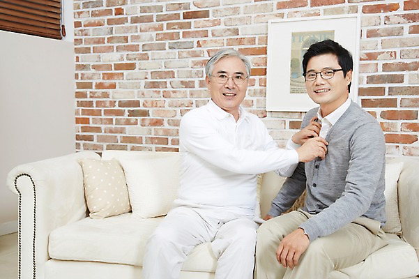 포토 JPG 스튜디오촬영 노년 남자 아들 거실 가족 실내 미소 웃음 사람 앉기 동양인 성인 두명 30대 부모 소파 화목 다정 한국인 자녀 아빠 60대 부자지간 남자만 국내포토 컨셉 의자 관계 모션 표정 인종 내부 장년 파일형식