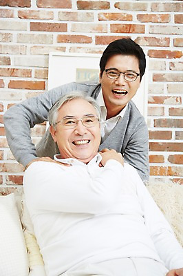 포토 JPG 스튜디오촬영 노년 남자 아들 가족 실내 미소 웃음 사람 동양인 상반신 성인 두명 앞모습 30대 부모 화목 다정 한국인 자녀 아빠 60대 부자지간 남자만 국내포토 뷰포인트 컨셉 관계 표정 인종 내부 장년 파일형식