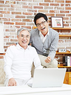 포토 JPG 스튜디오촬영 노년 남자 아들 가족 실내 미소 웃음 사람 앉기 동양인 성인 두명 앞모습 30대 노트북 컴퓨터 부모 화목 다정 한국인 자녀 웹서핑 아빠 60대 부자지간 남자만 국내포토 뷰포인트 컨셉 관계 모션 표정 인종 내부 장년 전자제품 파일형식