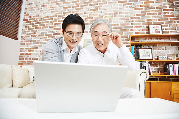 포토 JPG 스튜디오촬영 노년 남자 아들 거실 가족 실내 미소 웃음 사람 앉기 동양인 상반신 성인 두명 앞모습 30대 노트북 컴퓨터 부모 소파 화목 다정 한국인 자녀 웹서핑 아빠 60대 부자지간 남자만 국내포토 뷰포인트 컨셉 의자 관계 모션 표정 인종 내부 장년 전자제품 파일형식
