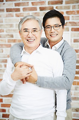 포토 JPG 스튜디오촬영 노년 남자 아들 가족 실내 서기 미소 웃음 사람 동양인 상반신 성인 두명 앞모습 30대 부모 화목 다정 한국인 자녀 아빠 60대 부자지간 남자만 국내포토 뷰포인트 컨셉 관계 모션 표정 인종 내부 장년 파일형식