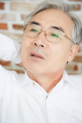 포토 JPG 스튜디오촬영 할아버지 노년 남자 실내 한명 사람 동양인 상반신 앞모습 부모 한국인 아빠 60대 남자한명만 노인만 노인남자만 노인남자한명만 국내포토 1 뷰포인트 가족 인종 성인 내부 남자만 성인만 파일형식