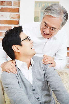 포토 JPG 스튜디오촬영 노년 남자 아들 가족 실내 미소 웃음 사람 동양인 상반신 성인 두명 앞모습 30대 부모 화목 다정 한국인 자녀 아빠 60대 부자지간 남자만 국내포토 뷰포인트 컨셉 관계 표정 인종 내부 장년 파일형식