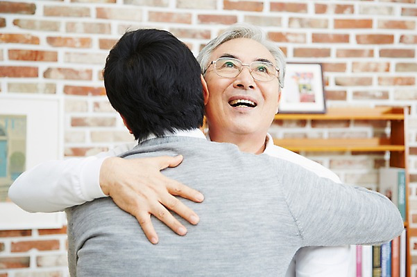 포토 JPG 스튜디오촬영 노년 남자 아들 가족 안기 포옹 실내 미소 웃음 사람 동양인 상반신 성인 두명 앞모습 30대 부모 화목 다정 한국인 자녀 아빠 60대 부자지간 남자만 국내포토 뷰포인트 컨셉 관계 모션 표정 인종 내부 장년 파일형식