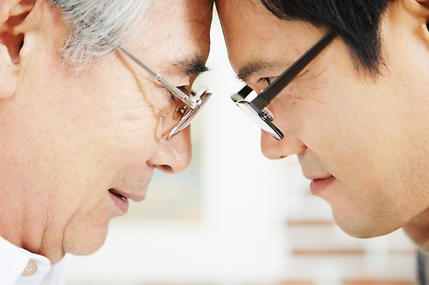 포토 JPG 스튜디오촬영 노년 남자 아들 가족 실내 사람 동양인 성인 두명 옆모습 30대 부모 한국인 자녀 아빠 60대 이마맞대기 부자지간 남자만 국내포토 뷰포인트 관계 인종 내부 장년 얼굴맞대기 파일형식