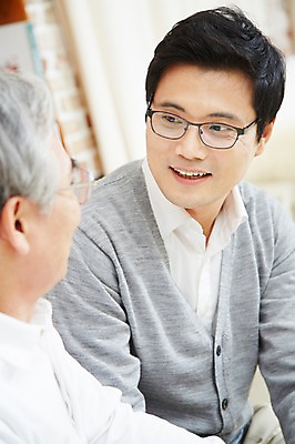 포토 JPG 스튜디오촬영 노년 남자 아들 가족 실내 이야기 대화 미소 웃음 사람 동양인 상반신 성인 두명 30대 부모 화목 다정 한국인 자녀 아빠 60대 부자지간 남자만 국내포토 컨셉 관계 표정 말하기 인종 내부 장년 파일형식