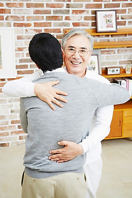포토 JPG 스튜디오촬영 노년 남자 아들 가족 안기 포옹 실내 서기 미소 웃음 사람 동양인 성인 두명 앞모습 30대 부모 화목 다정 한국인 자녀 아빠 60대 부자지간 남자만 국내포토 뷰포인트 컨셉 관계 모션 표정 인종 내부 장년 파일형식