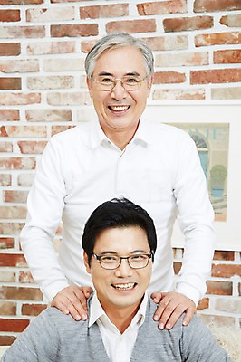 포토 JPG 스튜디오촬영 노년 남자 아들 가족 실내 미소 웃음 사람 동양인 상반신 성인 두명 앞모습 30대 부모 화목 다정 한국인 자녀 아빠 60대 부자지간 남자만 국내포토 뷰포인트 컨셉 관계 표정 인종 내부 장년 파일형식
