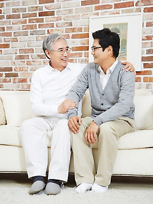 포토 JPG 스튜디오촬영 전신 노년 남자 아들 거실 가족 실내 미소 웃음 사람 앉기 동양인 성인 두명 앞모습 30대 부모 소파 화목 다정 한국인 자녀 아빠 60대 부자지간 남자만 국내포토 뷰포인트 컨셉 의자 관계 모션 표정 인종 내부 장년 파일형식