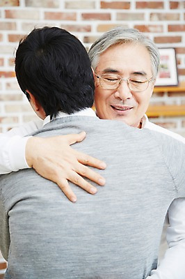 포토 JPG 스튜디오촬영 노년 남자 아들 가족 안기 포옹 실내 미소 웃음 사람 동양인 상반신 성인 두명 앞모습 30대 부모 화목 다정 한국인 자녀 아빠 60대 부자지간 남자만 국내포토 뷰포인트 컨셉 관계 모션 표정 인종 내부 장년 파일형식