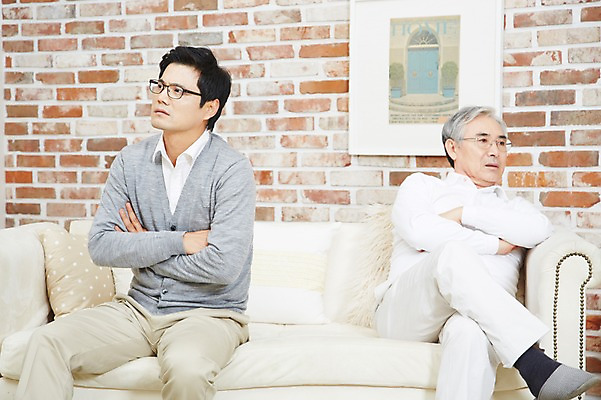 포토 JPG 스튜디오촬영 노년 남자 아들 거실 가족 실내 사람 앉기 동양인 성인 두명 30대 부모 소파 한국인 분노 자녀 아빠 60대 싸움 냉전 불화 부자지간 남자만 국내포토 감정 의자 관계 모션 인종 내부 장년 경쟁 파일형식
