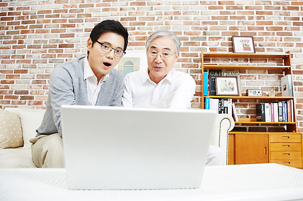 포토 JPG 스튜디오촬영 노년 남자 아들 거실 가족 실내 사람 앉기 동양인 상반신 성인 두명 앞모습 30대 노트북 컴퓨터 부모 소파 화목 다정 놀람 한국인 자녀 웹서핑 아빠 60대 부자지간 남자만 국내포토 감정 뷰포인트 컨셉 의자 관계 모션 표정 인종 내부 장년 전자제품 파일형식