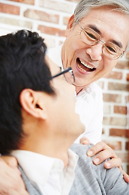 포토 JPG 스튜디오촬영 노년 남자 아들 가족 실내 미소 웃음 사람 동양인 상반신 성인 두명 30대 부모 화목 다정 한국인 자녀 아빠 60대 부자지간 남자만 국내포토 컨셉 관계 표정 인종 내부 장년 파일형식