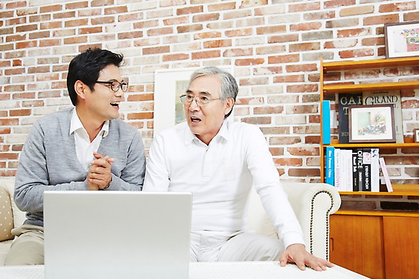 포토 JPG 스튜디오촬영 노년 남자 아들 가족 실내 미소 웃음 사람 앉기 동양인 성인 두명 앞모습 30대 노트북 컴퓨터 부모 화목 다정 한국인 자녀 웹서핑 아빠 60대 부자지간 남자만 국내포토 뷰포인트 컨셉 관계 모션 표정 인종 내부 장년 전자제품 파일형식