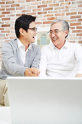 포토 JPG 스튜디오촬영 노년 남자 아들 가족 실내 미소 웃음 사람 앉기 동양인 손짓 상반신 성인 두명 앞모습 30대 노트북 컴퓨터 부모 화목 다정 한국인 검지손가락 자녀 가리킴 웹서핑 아빠 60대 부자지간 남자만 국내포토 뷰포인트 컨셉 손가락 관계 모션 표정 인종 내부 장년 전자제품 파일형식