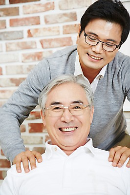 포토 JPG 스튜디오촬영 노년 남자 아들 가족 실내 미소 웃음 사람 동양인 상반신 성인 두명 앞모습 30대 부모 화목 다정 한국인 자녀 아빠 60대 어깨 효도 주무르기 부자지간 남자만 국내포토 뷰포인트 컨셉 관계 모션 표정 인종 내부 신체부위 장년 파일형식