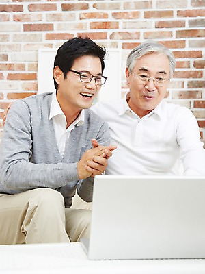 포토 JPG 스튜디오촬영 노년 남자 아들 가족 실내 미소 웃음 사람 앉기 동양인 성인 두명 앞모습 30대 노트북 컴퓨터 부모 화목 다정 한국인 자녀 웹서핑 아빠 60대 부자지간 남자만 국내포토 뷰포인트 컨셉 관계 모션 표정 인종 내부 장년 전자제품 파일형식