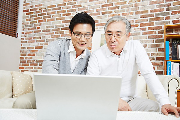 포토 JPG 스튜디오촬영 노년 남자 아들 가족 실내 미소 웃음 사람 앉기 동양인 성인 두명 앞모습 30대 노트북 컴퓨터 부모 화목 다정 한국인 자녀 웹서핑 아빠 60대 부자지간 남자만 국내포토 뷰포인트 컨셉 관계 모션 표정 인종 내부 장년 전자제품 파일형식