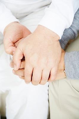 포토 JPG 스튜디오촬영 손 남자 아들 가족 실내 사람 동양인 성인 두명 신체부위 30대 부모 손잡기 화목 다정 한국인 자녀 아빠 60대 부자지간 성인만 국내포토 노년 컨셉 관계 모션 인종 내부 장년 파일형식