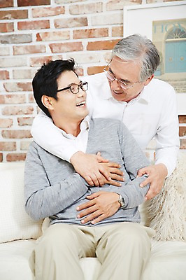 포토 JPG 스튜디오촬영 노년 남자 아들 가족 실내 미소 웃음 사람 앉기 동양인 성인 두명 앞모습 30대 부모 화목 다정 한국인 자녀 아빠 60대 부자지간 남자만 국내포토 뷰포인트 컨셉 관계 모션 표정 인종 내부 장년 파일형식