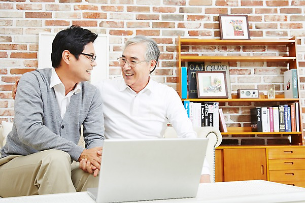 포토 JPG 스튜디오촬영 노년 남자 아들 가족 실내 미소 웃음 사람 앉기 동양인 성인 두명 앞모습 30대 노트북 컴퓨터 부모 화목 다정 한국인 자녀 웹서핑 아빠 60대 부자지간 남자만 국내포토 뷰포인트 컨셉 관계 모션 표정 인종 내부 장년 전자제품 파일형식