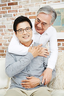 포토 JPG 스튜디오촬영 노년 남자 아들 가족 실내 미소 웃음 사람 앉기 동양인 성인 두명 앞모습 30대 부모 화목 다정 한국인 자녀 아빠 60대 부자지간 남자만 국내포토 뷰포인트 컨셉 관계 모션 표정 인종 내부 장년 파일형식