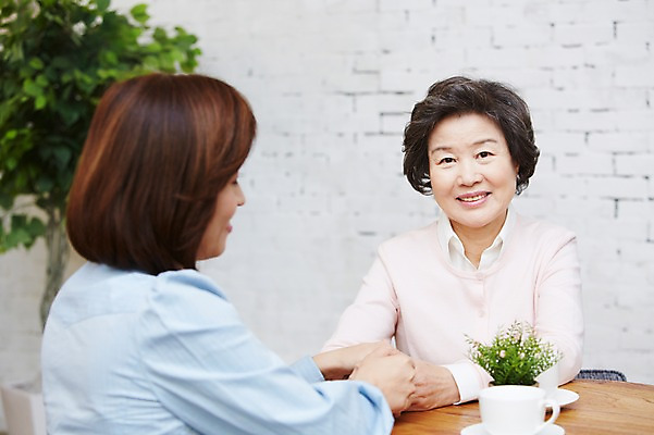 포토 JPG 스튜디오촬영 식물 여자 노년 딸 화분 커피 가족 모녀 엄마 티타임 잔 실내 미소 웃음 사람 앉기 동양인 상반신 성인 두명 컵 30대 부모 화목 다정 한국인 자녀 차 60대 며느리 고부지간 여자만 국내포토 식기 음료 컨셉 관계 모션 휴식 표정 인종 내부 장년 파일형식