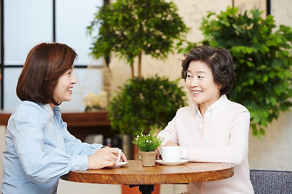 포토 JPG 스튜디오촬영 식물 여자 노년 딸 화분 커피 가족 모녀 엄마 티타임 잔 실내 미소 웃음 사람 앉기 동양인 상반신 성인 두명 컵 30대 부모 화목 다정 한국인 자녀 차 60대 며느리 고부지간 여자만 국내포토 식기 음료 컨셉 관계 모션 휴식 표정 인종 내부 장년 파일형식