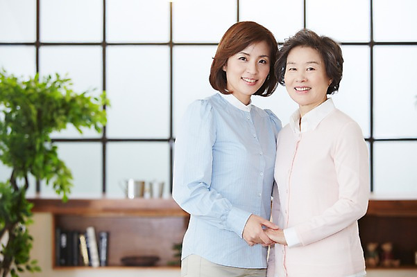 포토 JPG 스튜디오촬영 여자 노년 딸 가족 모녀 엄마 실내 서기 미소 웃음 사람 동양인 상반신 성인 두명 앞모습 30대 부모 화목 다정 한국인 자녀 60대 며느리 고부지간 여자만 국내포토 뷰포인트 컨셉 관계 모션 표정 인종 내부 장년 파일형식