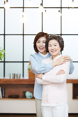 포토 JPG 스튜디오촬영 여자 노년 딸 가족 모녀 엄마 실내 서기 미소 웃음 사람 동양인 성인 두명 앞모습 30대 부모 화목 다정 한국인 자녀 60대 며느리 고부지간 여자만 국내포토 뷰포인트 컨셉 관계 모션 표정 인종 내부 장년 파일형식