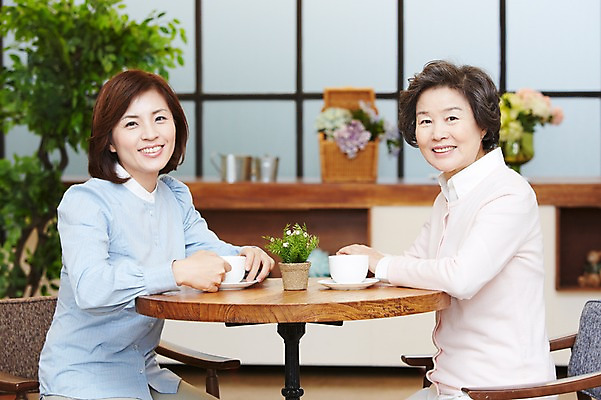 포토 JPG 스튜디오촬영 식물 여자 노년 딸 화분 커피 가족 모녀 엄마 티타임 잔 실내 미소 웃음 사람 앉기 동양인 상반신 성인 두명 컵 30대 부모 화목 다정 한국인 자녀 차 60대 며느리 고부지간 여자만 국내포토 식기 음료 컨셉 관계 모션 휴식 표정 인종 내부 장년 파일형식