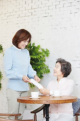 포토 JPG 스튜디오촬영 식물 여자 노년 딸 화분 커피 가족 모녀 엄마 티타임 잔 실내 미소 웃음 사람 동양인 성인 두명 컵 30대 부모 화목 다정 한국인 자녀 차 60대 며느리 고부지간 여자만 국내포토 식기 음료 컨셉 관계 휴식 표정 인종 내부 장년 파일형식