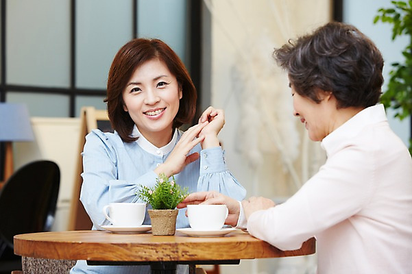 포토 JPG 스튜디오촬영 식물 여자 노년 딸 화분 커피 가족 모녀 엄마 티타임 잔 실내 미소 웃음 사람 앉기 동양인 상반신 성인 두명 컵 30대 부모 화목 다정 한국인 자녀 차 60대 며느리 고부지간 여자만 국내포토 식기 음료 컨셉 관계 모션 휴식 표정 인종 내부 장년 파일형식