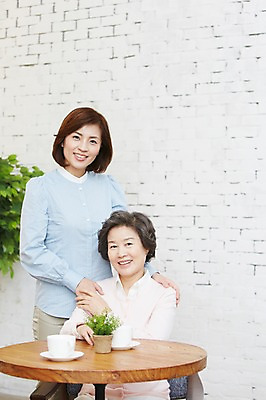 포토 JPG 스튜디오촬영 식물 여자 노년 딸 화분 커피 가족 모녀 엄마 티타임 잔 실내 미소 웃음 사람 동양인 상반신 성인 두명 앞모습 컵 30대 부모 화목 다정 한국인 자녀 60대 며느리 고부지간 여자만 국내포토 식기 음료 뷰포인트 컨셉 관계 휴식 표정 인종 내부 장년 파일형식