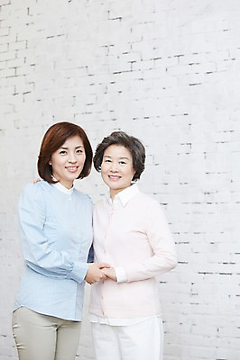 포토 JPG 스튜디오촬영 여자 노년 딸 가족 모녀 엄마 실내 서기 미소 웃음 사람 동양인 성인 두명 앞모습 30대 부모 화목 다정 한국인 자녀 60대 며느리 고부지간 여자만 국내포토 뷰포인트 컨셉 관계 모션 표정 인종 내부 장년 파일형식