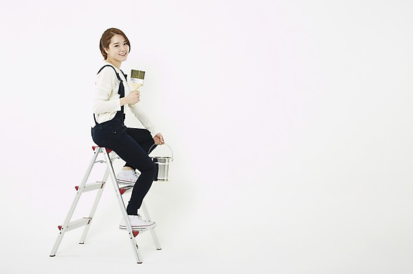 포토 JPG 스튜디오촬영 전신 학생 여자 대학생 사다리 페인팅 실내 한명 미소 웃음 들기 누끼 사람 앉기 동양인 20대 성인 캐주얼 페인트 한국인 붓 색칠 칠 페인트칠 멜빵바지 페인트통 페인트붓 페인팅도구 여자만 여자한명만 성인여자만 청년만 청년여자만 성인한명만 청년여자한명만 성인여자한명만 성인만 국내포토 1 옷 바지 모션 통 표정 인종 청년 내부 도구 멜빵 파일형식
