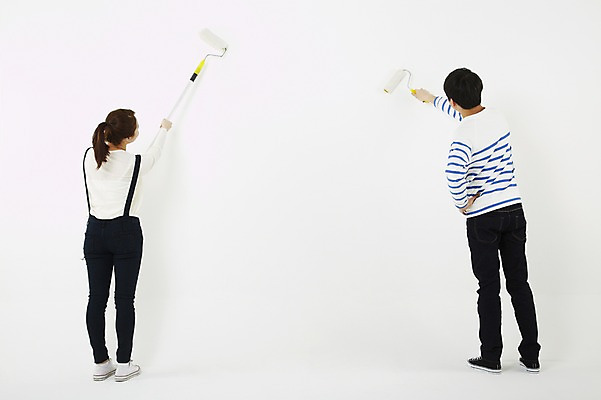 포토 JPG 스튜디오촬영 전신 학생 여자 남자 대학생 페인팅 실내 서기 들기 누끼 사람 동양인 20대 성인 두명 뒷모습 캐주얼 페인트 한국인 색칠 칠 페인트칠 멜빵바지 롤러 페인트붓 페인팅도구 페인트롤러 청년만 성인만 국내포토 옷 뷰포인트 바지 모션 인종 청년 내부 도구 붓 멜빵 파일형식