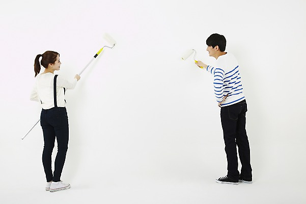 포토 JPG 스튜디오촬영 전신 학생 여자 남자 대학생 페인팅 실내 서기 미소 웃음 들기 누끼 사람 동양인 20대 성인 두명 뒷모습 캐주얼 페인트 한국인 색칠 칠 페인트칠 멜빵바지 롤러 페인트붓 페인팅도구 페인트롤러 청년만 성인만 국내포토 옷 뷰포인트 바지 모션 표정 인종 청년 내부 도구 붓 멜빵 파일형식