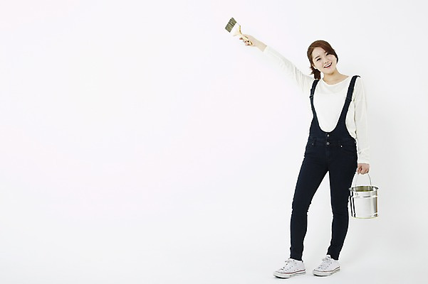 포토 JPG 스튜디오촬영 전신 학생 여자 대학생 페인팅 실내 한명 서기 미소 웃음 들기 누끼 사람 동양인 20대 성인 앞모습 캐주얼 페인트 한국인 붓 색칠 칠 페인트칠 멜빵바지 페인트통 페인트붓 페인팅도구 여자만 여자한명만 성인여자만 청년만 청년여자만 성인한명만 청년여자한명만 성인여자한명만 성인만 국내포토 1 옷 뷰포인트 바지 모션 통 표정 인종 청년 내부 도구 멜빵 파일형식