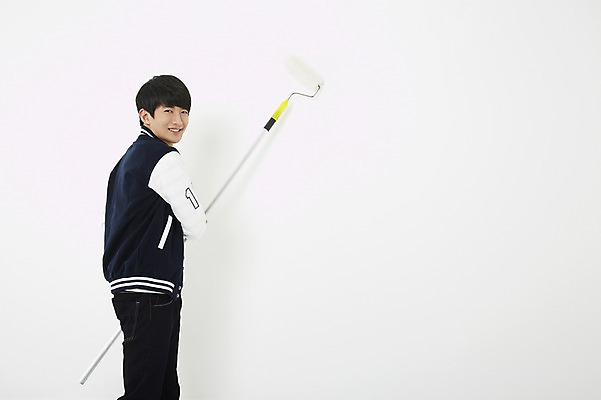 포토 JPG 스튜디오촬영 학생 남자 대학생 페인팅 실내 한명 서기 미소 웃음 들기 누끼 사람 동양인 20대 성인 캐주얼 페인트 한국인 색칠 칠 페인트칠 멜빵바지 롤러 페인트붓 페인팅도구 페인트롤러 남자만 남자한명만 성인남자만 청년만 청년남자만 청년남자한명만 성인한명만 성인남자한명만 성인만 국내포토 1 옷 바지 모션 표정 인종 청년 내부 도구 붓 멜빵 파일형식